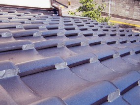 瓦止めが完了しました。